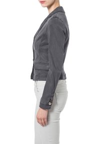 Szary, dopasowany żakiet wykonany z bawełny, z kołnierzem, pojedynczym zapięciem na guzik oraz guzikami na rękawach. Gładka tekstura.