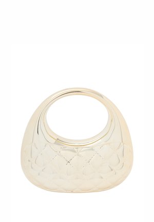 Bolso de mano en tono dorado con un acabado brillante, asa curva y un patrón acolchado texturizado en el cuerpo. Bordes suaves con un aspecto pulido.