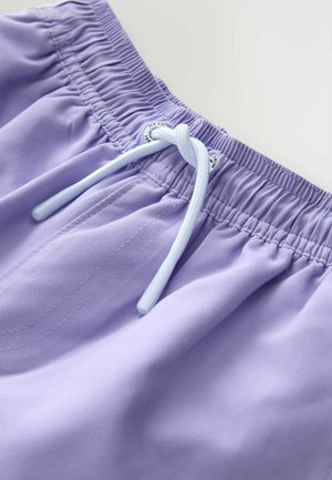 Laventelinväriset uimashortsit kuminauhavyötäröllä, joissa on vaaleansininen kiristysnauha, sileä kangas ja ommellut yksityiskohdat.