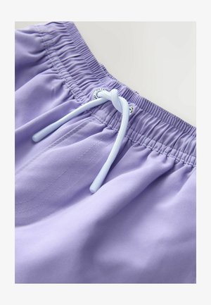 Levandų spalvos plaukimo šortai su elastinga juosmens juosta, lengvai mėlyna raišteliu, lygiu audiniu ir siuvimo detalėmis.