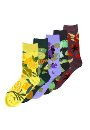 Cinque calzini colorati con motivi di frutta e verdura, tra cui limone, kiwi, uva, mela verde e pomodoro su sfondi variati.