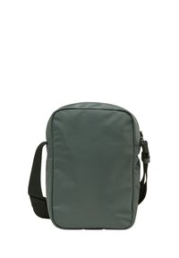 Piccola borsa a tracolla rettangolare di colore verde scuro con una tracolla nera regolabile e una chiusura a zip sulla parte superiore.
