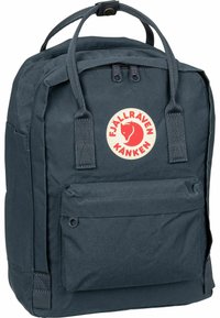 Zaino blu scuro con forma rettangolare, realizzato in tessuto resistente. Presenta una tasca frontale, due manici e una toppa circolare con il logo.