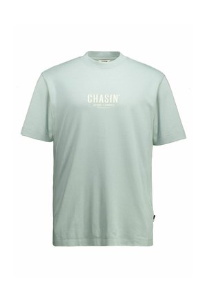 Lichtgroen T-shirt met korte mouwen en een ronde hals, met witte tekst "CHASIN'" gecentreerd op de borst.