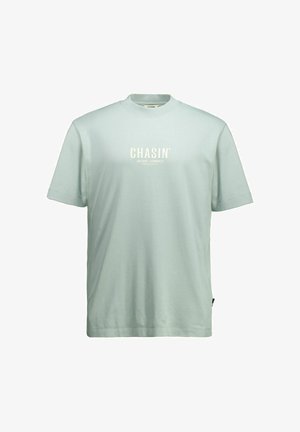 Hele roheline lühikeste varrukatega T-särk ümar kaelusega, millel on valge "CHASIN'" tekst rinnal keskel.
