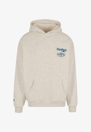 Jasny beżowy sweatshirt z kapturem wykonany z miękkiego materiału. Posiada przednią kieszeń kangurkę oraz niebieski tekst/logo na klatce piersiowej i rękawie.