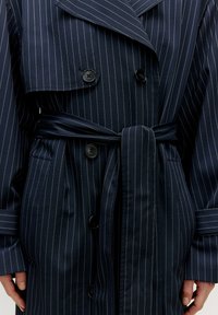 EDITED ÜBERGANGS REESE - Trenchcoat - navy