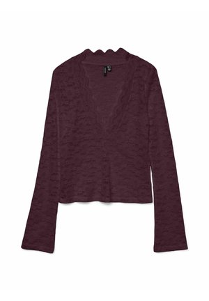 Langemouwen, diep bordeaux kant top met geschulpte V-hals, iets cropped zoom en bloemenpatroon op de stof.