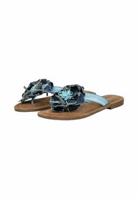 Flache Sandalen mit einem sandfarbenen, synthetischen Wildlederfußbett und hellblauen Riemen, verziert mit blauen Denim-Blumenapplikationen und fransigen Kanten.