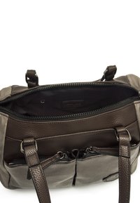 Bolso de cuero con una mezcla de texturas en marrón oscuro y gris metálico, con cierre superior con cremallera, dos asas y múltiples bolsillos exteriores con cremallera.