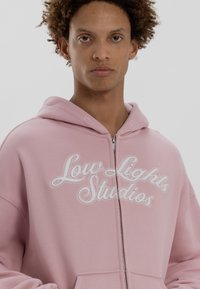 LOW LIGHTS STUDIOS® SHUTTER ZIPPER HOODIE - Felpa con zip - pink