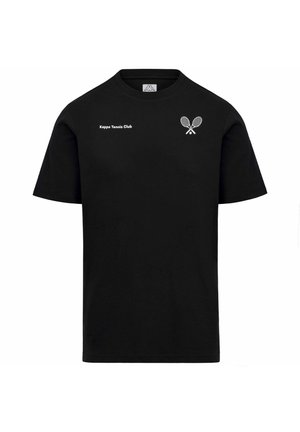 T-shirt nera a maniche corte con scritta bianca "Kappa Tennis Club" sul petto a sinistra e grafica di racchette da tennis incrociate sul petto a destra.