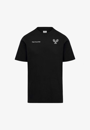T-shirt nera a maniche corte con scritta bianca "Kappa Tennis Club" sul petto a sinistra e grafica di racchette da tennis incrociate sul petto a destra.