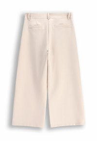 Beżowe spodnie w szerokim kroju o gładkiej fakturze, z dwiema tylnymi kieszeniami i dopasowanym paskiem, zapewniającym zdefiniowaną sylwetkę.