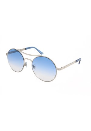 Occhiali da sole rotondi con montatura in metallo argento, lenti sfumate blu e aste con punte blu su sfondo bianco.