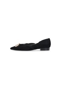 Chaussure plate en suede noire avec un bout pointu, ornée d'un accent en pierre décorative sur le bout et d'un petit talon carré.