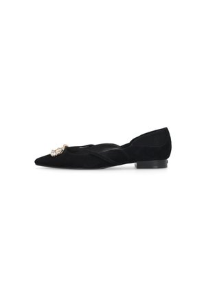 Chaussure plate en suede noire avec un bout pointu, ornée d'un accent en pierre décorative sur le bout et d'un petit talon carré.