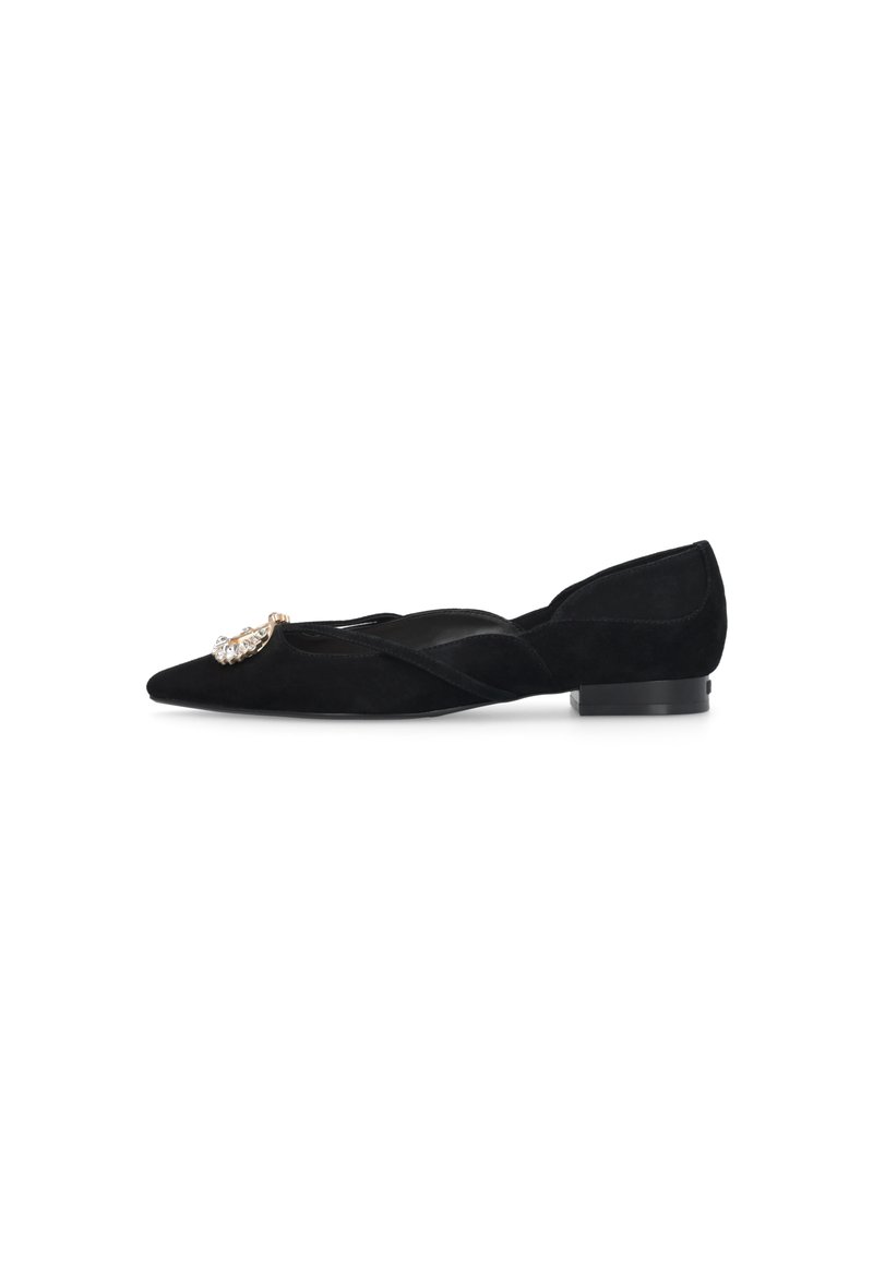 Chaussure plate en suede noire avec un bout pointu, ornée d'un accent en pierre décorative sur le bout et d'un petit talon carré.