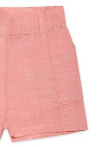 Pantaloni corti rosa chiaro realizzati in tessuto testurizzato, con vita elasticizzata e tasche laterali. Dettaglio logo ciliegia discreto sul davanti.