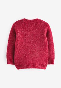 Pull en tricot rouge avec un col rond, des manches longues et des poignets côtelés. Le tissu texturé présente de subtiles variations de couleur.