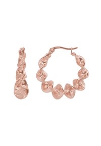 Boucles d'oreilles en or rose avec un design torsadé; l'une est une boucle d'oreille à crochet et l'autre est un anneau avec une surface ondulée et texturée.