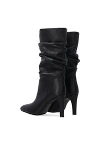 Czarne skórzane botki za kostkę o luźnym kroju, z wąskim noskiem i wysokim obcasem, charakteryzujące się gładką teksturą i minimalnymi detalami.