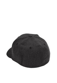 Casquette en tissu gris avec une forme structurée, une visière plate et un design à huit panneaux. Présente des trous de ventilation cousus et des détails de logo subtils.