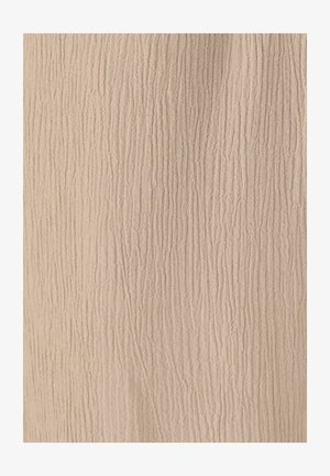 Tessuto beige con una sottile trama verticale a pieghe che crea motivi a coste morbide e irregolari su tutta la superficie.