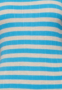Gros plan d'un tissu en tricot côtelé avec des rayures horizontales bleues et beiges.