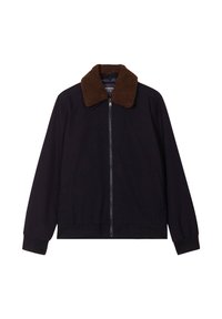 Czarna kurtka z brązowym sztucznym futrem przy kołnierzu, z przodem na zamek, dwoma bocznymi kieszeniami, elastycznymi mankietami i dołem, wykonana z miękkiego materiału, o casualowym designie.