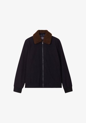 Chaqueta negra con cuello de piel sintética marrón, cierre delantero con cremallera, dos bolsillos laterales, puños y dobladillo elástico, textura de tela suave, diseño casual.