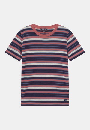 Kinderen T-shirt met korte mouwen met horizontale strepen in marineblauw, koraal, wit en lichtblauw, met een koraalkleurige ronde halslijn.