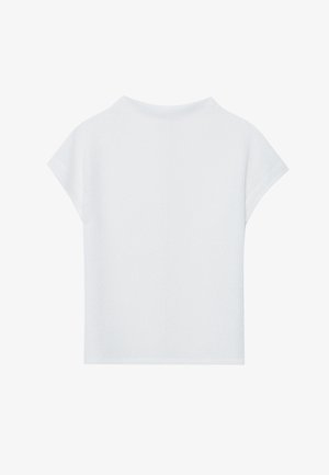 Fehér, rövid ujjú felső, amely laza szabású, könnyű anyagú és kerek nyakú. A hátoldali nézet sima, egyszerű dizájnt mutat.