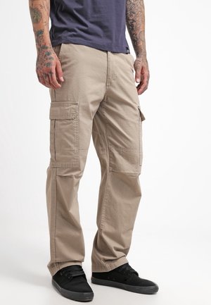 Beige Cargo-Hosen mit mehreren Seitentaschen, aus Baumwollstoff gefertigt. Lockere Passform mit einer leicht zerknitterten Textur und verstärkten Nähten.