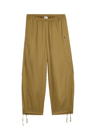 Pantaloni leggeri e larghi realizzati in tessuto khaki. Presentano una vita elasticizzata, tasche laterali e orli con cordino. Piccolo logo decorativo.
