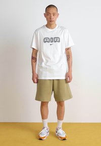 Nike Sportswear AIR GRAPHIC TEE - Marškinėliai su spaudiniu - white/(black)