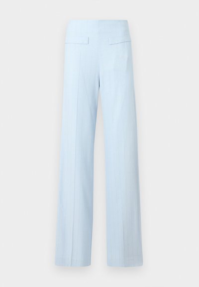 Ανοιχτό μπλε παντελόνι με φαρδιά μπατζάκια και ψηλή μέση, με λεπτές ρίγες και δύο μπροστινές τσέπες με καπάκι σε απλό φόντο.