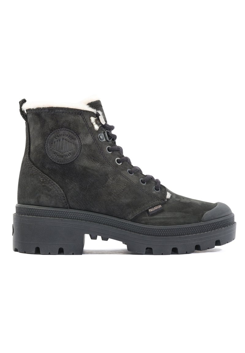 Botas de senderismo negras con acabado de ante, puntera redonda, ojales de metal y una suela de goma texturizada. Incluyen un forro suave y un detalle de marca.