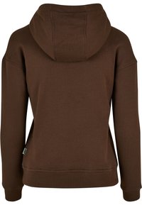 Sudadera marrón con una tela suave, capucha con cordones, puños acanalados y un bolsillo canguro, con un corte relajado y detalles de costura mínimos.