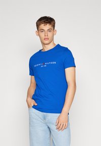 Tommy Hilfiger LOGO TEE - T-shirts med print - navy