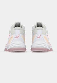 Άσπρα αθλητικά παπούτσια με απαλή ροζ και ανοιχτό ροδακινί διακοσμητική λεπτομέρεια, υφή υφάσματος και μαλακή σόλα με ξεχωριστή φτέρνα.