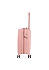 Maleta rígida rosa con superficie texturizada, doble cremallera, candado de combinación y asa retráctil; cuenta con cuatro ruedas pequeñas.