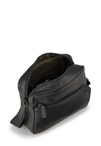 Čierna kožená crossbody taška s textúrovaným povrchom, ktorá má zipsovú hlavnú priehradku a vonkajšiu prednú kapsu pre ďalšie úložisko.