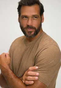 JP1880 Jednoduché tričko - hellbraun