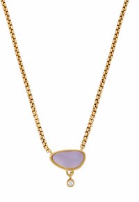 Goldene Halskette mit einem blasslila Anhänger in runder, unregelmäßiger Form und einem kleinen Diamantakzent darunter.