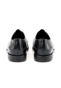 Zwarte leren schoenen met een gladde afwerking, laag achterontwerp en rubberen zolen. Bevat subtiele stiknaden en ronde randen.