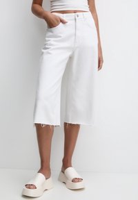 PULL&BEAR Shorts vaqueros - white