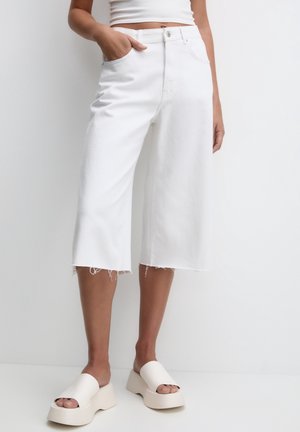 PULL&BEAR Shorts di jeans - white