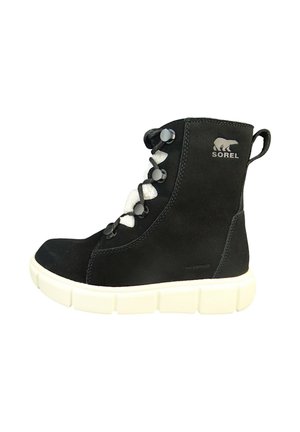 Schwarze wasserdichte Stiefel mit weißem Kunstfellfutter, runder Zehenform, Schnürdesign und dicker weißer Gummisohle mit gerippten Details.