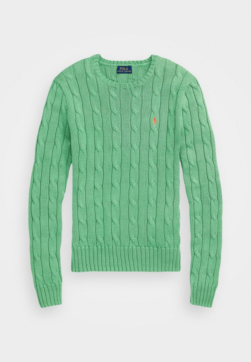 Zielony sweter z dzianiny warkoczowej, z okrągłym dekoltem, ściągaczem na dole i mankietach, z małym haftowanym logo na piersi. Miękki, fakturowany materiał.